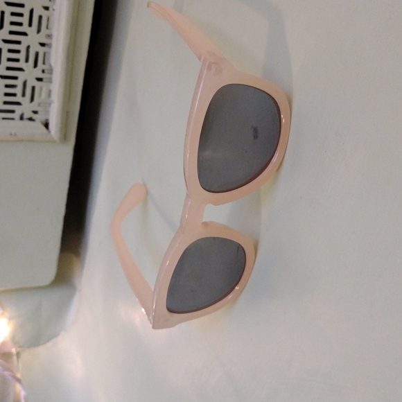 Sunglasses peachish cream Wayfarer style reflective lens green - grey tint - Picture 3 of 7